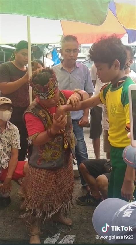 Potret Wanita Dayak Beraksi Obati Tangan Bengkok Lakukan Ritual Sambil