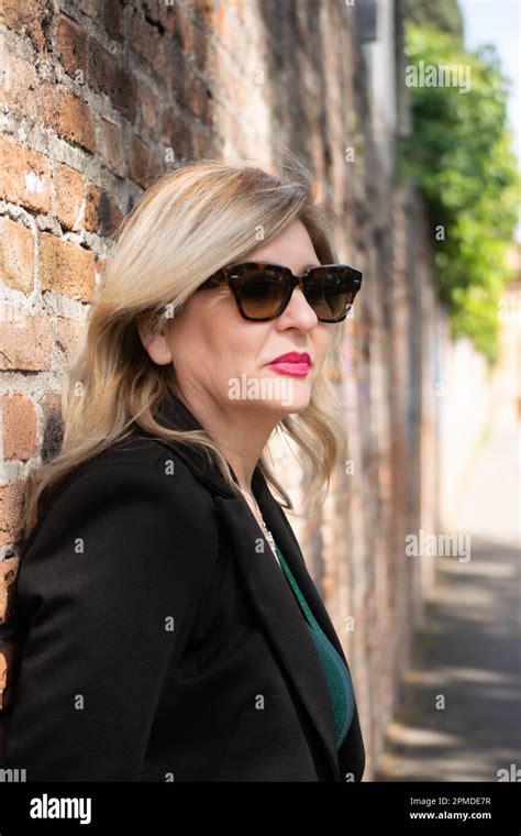 Reife Blonde Frau Fotos Und Bildmaterial In Hoher Aufl Sung Alamy