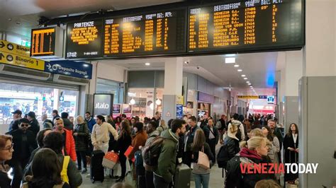 Attraversa E Inciampa Sui Binari Treni In Tilt Ritardi Fino A Un Ora