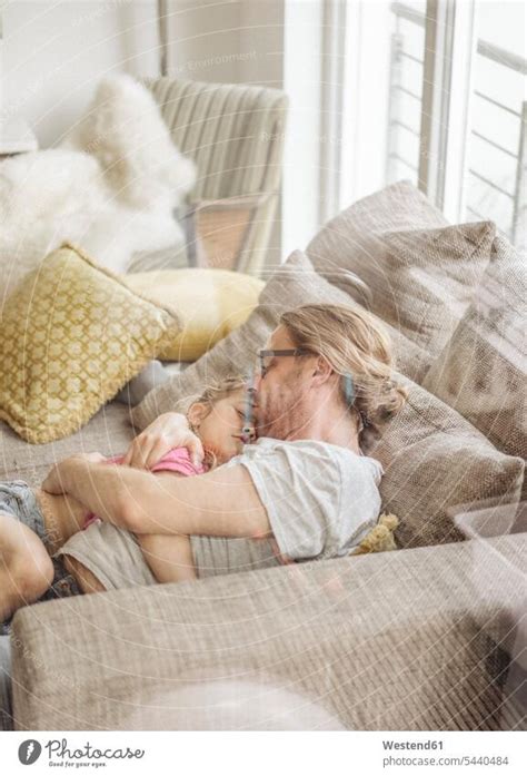 Vater Entspannt Sich Mit Der Tochter Auf Dem Sofa Ein Lizenzfreies