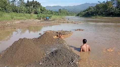 Penambang Pasir Manual Di Sungai Lukulo Youtube