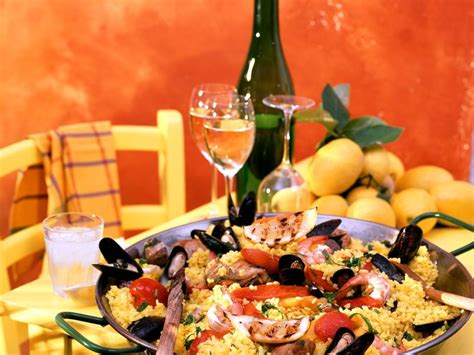 Chicken Paella with Mussels and Shrimp Recipe | EatSmarter