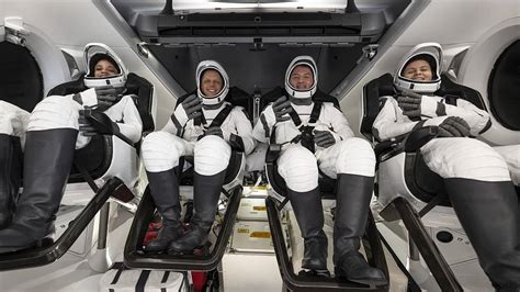 Quatre Astronautes De Retour Sur Terre Bord D Une Capsule Spacex