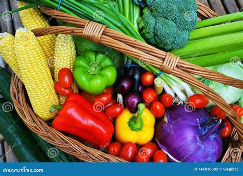 Frutas Y Verduras Sanas En Una Cesta Foto De Archivo Imagen De Comida