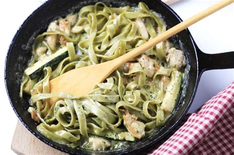 Makaron pesto kurczak Obiad we włoskim stylu który zrobisz w 15