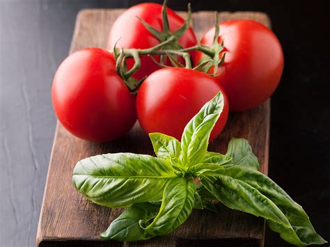 Fondos De Pantalla 1600x1200 Tomate Tabla De Cortar Follaje Alimentos