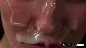 Belleza peculiar recibe corrida en su cara tragándose todo el esperma XVIDEOS
