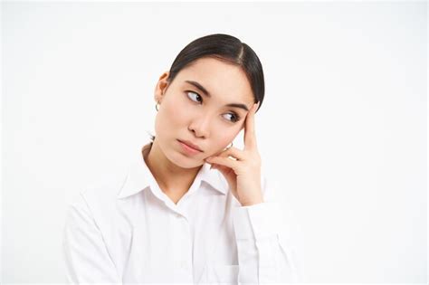 Portrait Dune Femme Coréenne Ennuyée Et Ennuyée Qui Roule Les Yeux Regarde De Côté Avec L