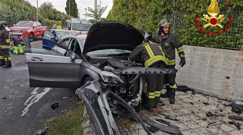 Violento Scontro All Incrocio Due Feriti Gravi