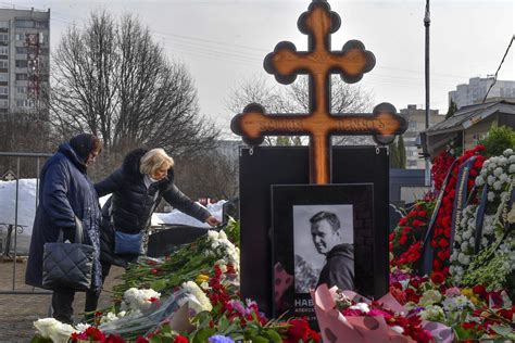 Madre De Navalny Acude Al Cementerio Un Día Después De Su