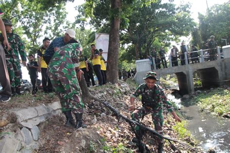 Cegah Potensi Banjir Tiga Pilar Lamongan Bersih Bersih Saluran Air