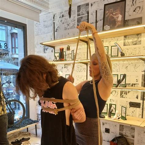 El placer de atar y ser atados este sex shop de Bilbao hace una exhibición en vivo del arte