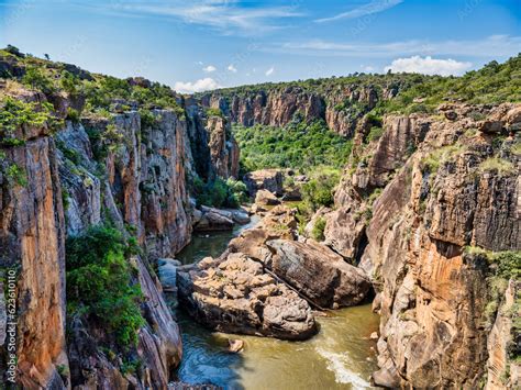 Foto De Blyde River Flowing In The Blyde River Canyon At The Bourke S