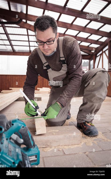 Trabajador Aserrar Barra De Madera Fotografías E Imágenes De Alta