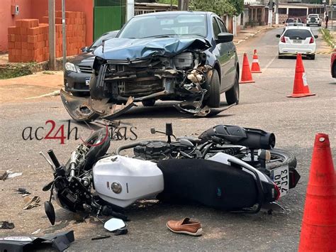 Colisão entre carro e motocicleta deixa mulher gravemente ferida na