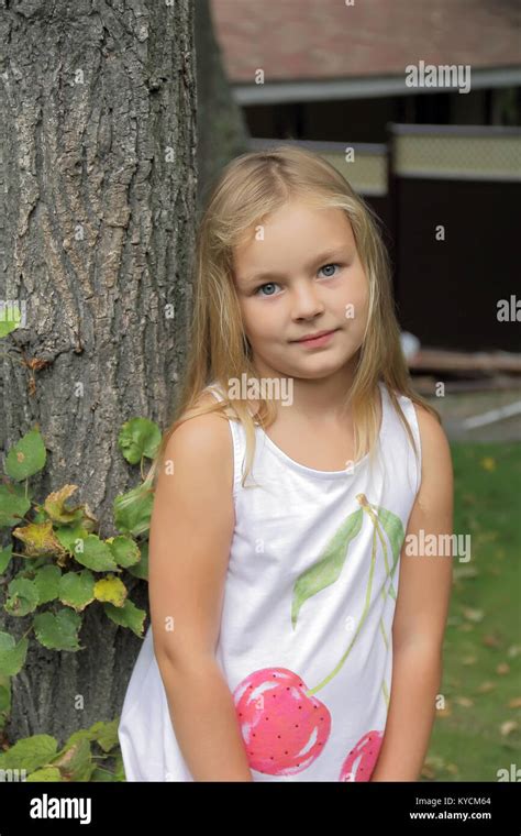 Belle Jeune Fille Aux Yeux Bleus Banque De Photographies Et Dimages