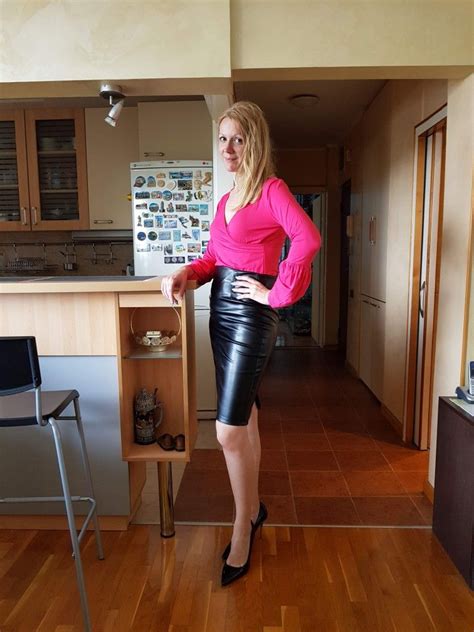 Pin By Flien Varkensbrood On Kleding In Leather Skirt Outfit