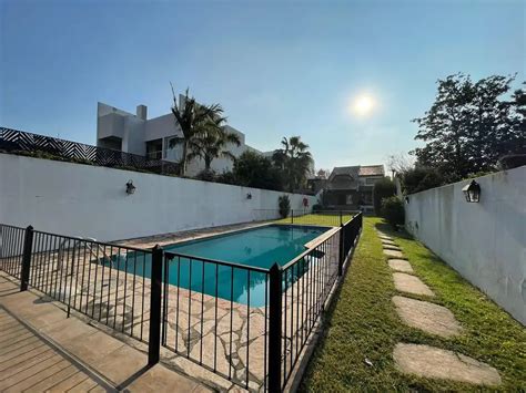 Casa Venta 6 ambientes 10 años con balcón 3 cocheras Simbron 3800