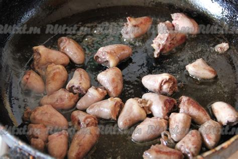 Куриные сердечки с шампиньонами в сметане на сковороде: 5 фото в рецепте