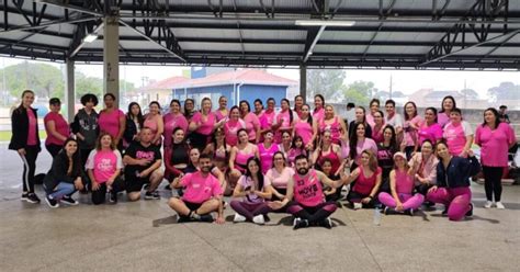 Mesmo Com Chuva E Frio Aulão De Dança Em Alusão Ao Outubro Rosa Foi Um