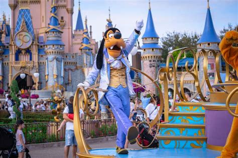 Goofy, Disney Character Parade at Magic Kingdom, Walt Disney World 2022 ...