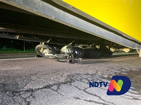 V Deo Motociclista Vai Parar Embaixo De Nibus Ap S Colis O Em Joinville