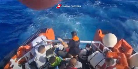 Migranti Nuovo Naufragio Al Largo Di Lampedusa I 4 Sopravvissuti