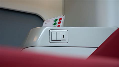 Обзоры — Смотрим первый капсульный вагон РЖД — со шторкой и личным столиком