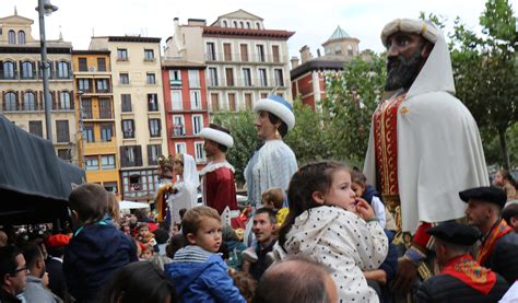 Fotos Del Recorrido De La Comparsa De Gigantes Y Cabezudos De San