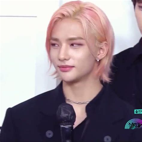 Hwang Hyunjin Doing Things On Twitter Pink Haired Hyunjin Doing The Interview On Music Bank