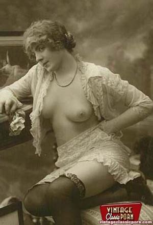 Retro Porn Several Vintage Chicks Wearing Stockings In XXX Dessert