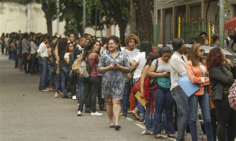 Mutirão do emprego atrai milhares de pessoas em SP Fila é gigantesca