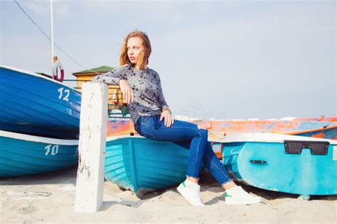 Belle Jeune Fille Blonde S Asseyant Sur Le Bateau Bleu Sur La Plage Image Stock Image Du