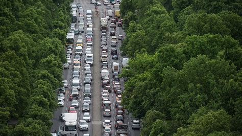 Häufigere Hitze in Städten Wir müssen Autos durch Bäume ersetzen n