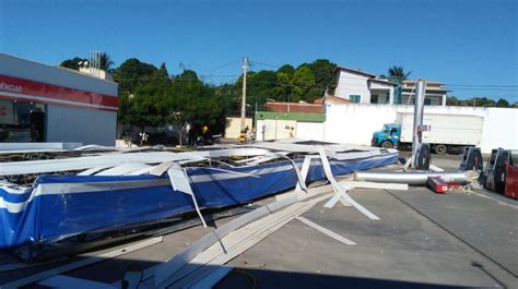 Teto de posto de combustível desaba após vento forte em Juazeiro do