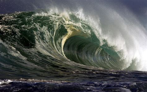 Majestic Ocean Waves HD Wallpaper: Nature’s Powerful Wave in Full Glory