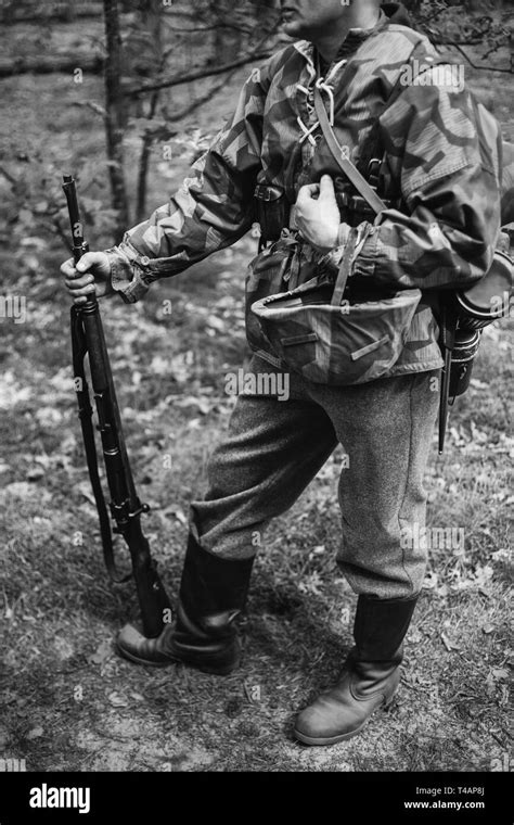 Re Enactor Gekleidet Als Zweiter Weltkrieg Deutsche Wehrmacht Soldat