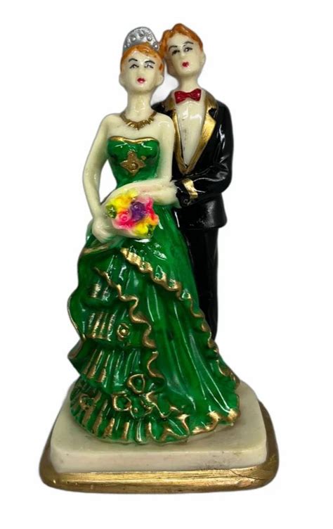 Multicolor Polyresin Love Couple Statue For Interior Decor Size