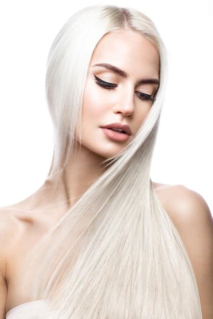 Belle Fille Blonde En Mouvement Avec Des Cheveux Parfaitement Lisses Et Un Visage De Beaut