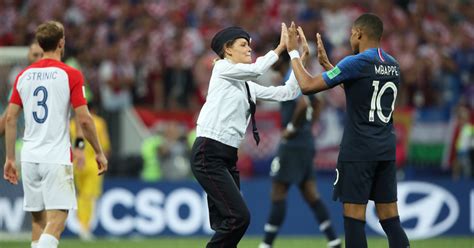 Coupe du Monde 2018 quand Kylian Mbappé checke une Pussy Riot Marie Claire Belgique