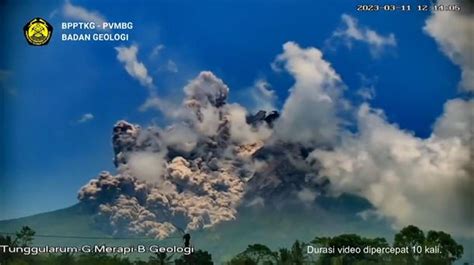 V Deo Entra En Erupci N El Volc N Merapi Uno De Los M S Activos Del Mundo