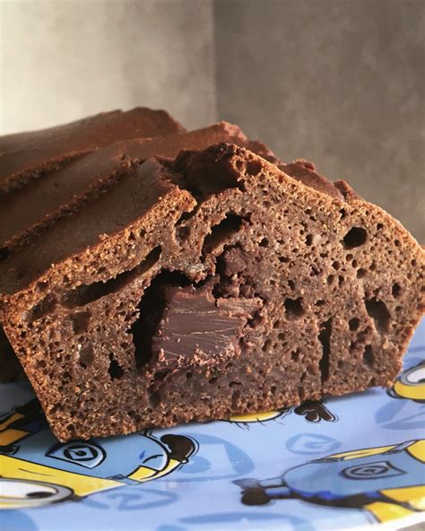 BIZCOCHO DE ALGARROBA Y ESPELTA CON CHOCOLATE Y TRUFA