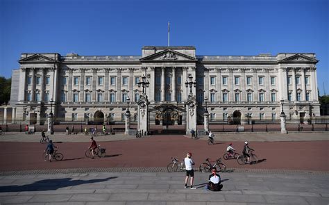 Who Lives At Buckingham Palace Royals Who Call It Home And A Look