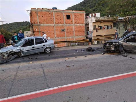 Acidente Entre Dois Carros Deixa Um Ferido E Provoca Vazamento Em