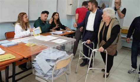 Balıkesir in Edremit ilçesinde seçimler için oy kullanma devam ederken