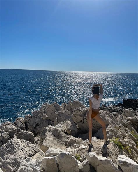 Jennie diện đến bộ bikini trong vlog đi biển nhưng độ hot có vẻ chưa bằng cô em Lisa