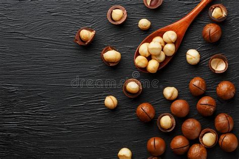 Nuez De Macadamia Descascada Y Nuez De Macadamia Pelada En Un Fondo De