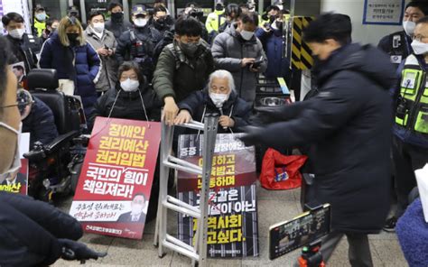 전장연 시위 재개 경찰·서울교통공사와 대치1박2일 승강장 농성