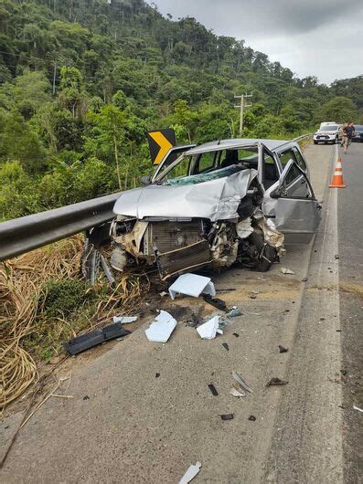 Motorista Fica Preso S Ferragens Ap S Colis O Na Sc Em