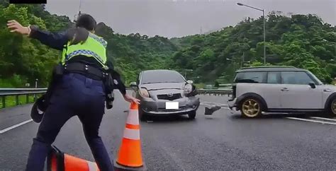 員警處理事故下秒險遭撞 國道驚險瞬間曝光